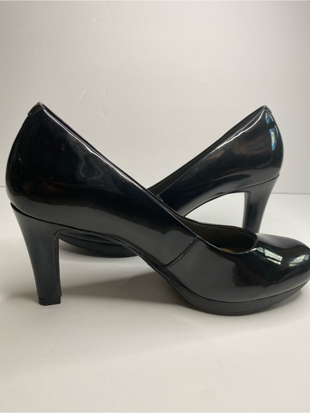 Clarks Black Patent Leather Ultimate Comfort Collection Mid Heel Pumps